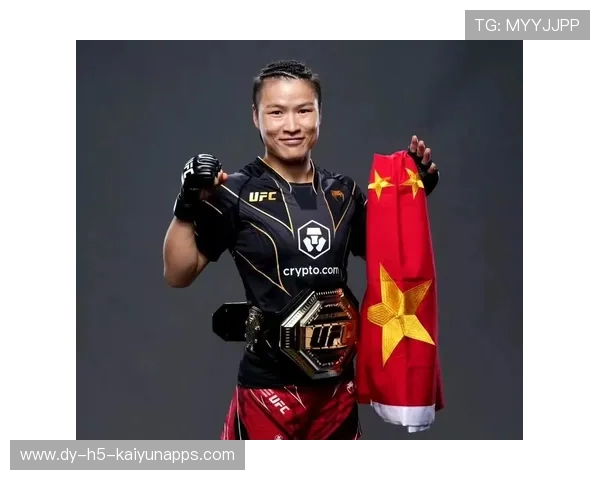 UFC张伟丽重拳命中对手脸部，完成精彩KO